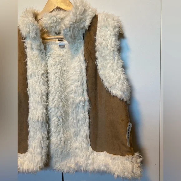 Old Navy Women's Fur trim vest size Medium - Picture 3 of 8